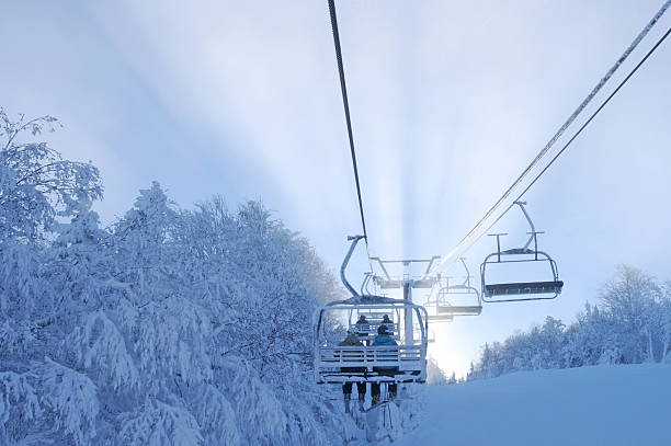esquiadores em chairlift com pôr do sol. - ski resort winter sport apres ski ski slope imagens e fotografias de stock