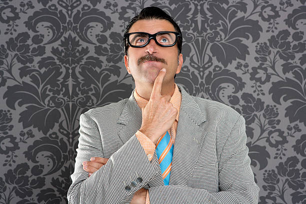 homme d'affaires pensif nerd drôle geste stupide rétro - kitsch men ugliness humor photos et images de collection