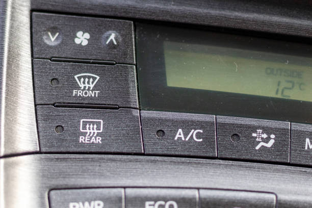 автомобильный передний дефоггер или кнопка размораживания - car air conditioner vehicle interior driving стоковые фото и изображения