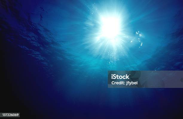 Unterwasser Sonnenlicht Stockfoto und mehr Bilder von Unterwasseraufnahme - Unterwasseraufnahme, Meer, Untersicht