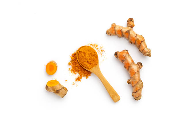 turmeric powder and turmeric root isolated on white background ,top view - thai culture thai cuisine spice ingredient imagens e fotografias de stock