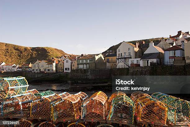 Staithes Langosta Ollas Foto de stock y más banco de imágenes de Staithes - Staithes, Aire libre, Aldea