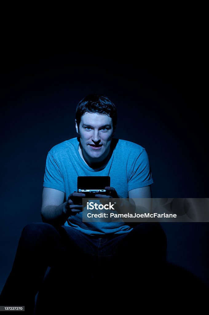 Lächelnder, junger Mann spielen Videospiele - Lizenzfrei Aufregung Stock-Foto