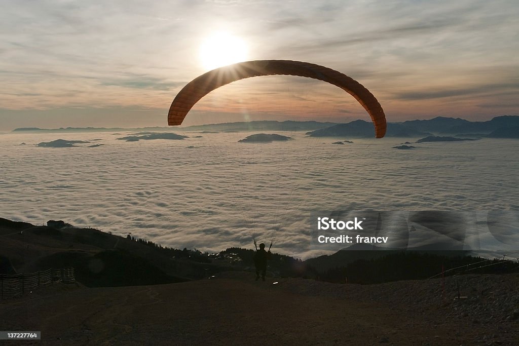 Parapente est décoller au coucher du soleil - Photo de Alpes européennes libre de droits