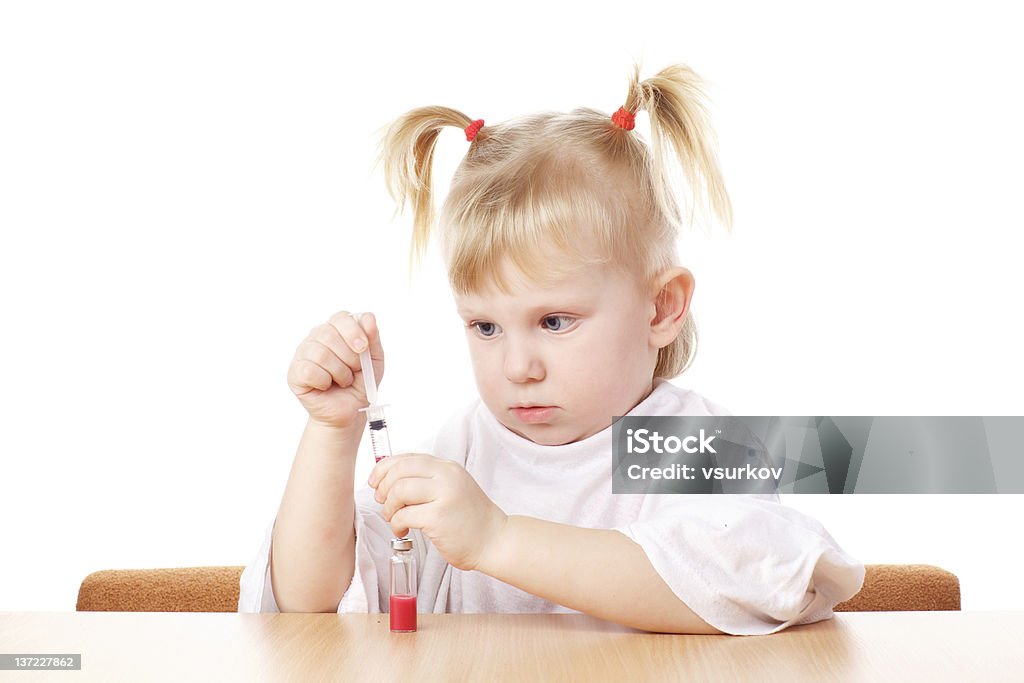 Niño jugando con una jeringa - Foto de stock de Alerta libre de derechos