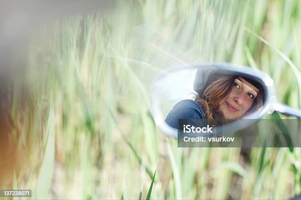 Retrato De Una Chica Joven Foto de stock y más banco de imágenes de Cara humana - Cara humana, Casco - Herramientas profesionales, Motocicleta