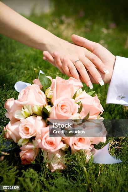 손 및 꽃 2명에 대한 스톡 사진 및 기타 이미지 - 2명, 결혼식, 기혼