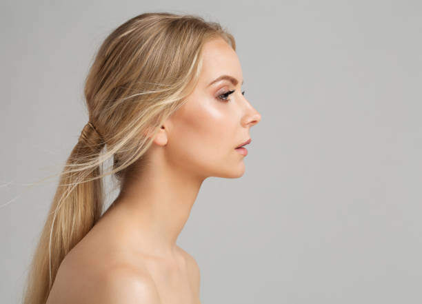 perfil de rostro de mujer. retrato de niña joven con piel suave y sana. modelo facial vista lateral sobre gris. cosmetología para el cuidado de la piel del cuerpo y el cuello - rostros de mujeres hermosas fotografías e imágenes de stock