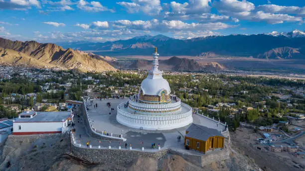 Photo of Aerial view Shanti Stupa buddhist white domed stupa overlooks the city of Leh, The stupa is one of the ancient and oldest stupas located in Leh city, Ladakh, Jammu Kashmir, India.