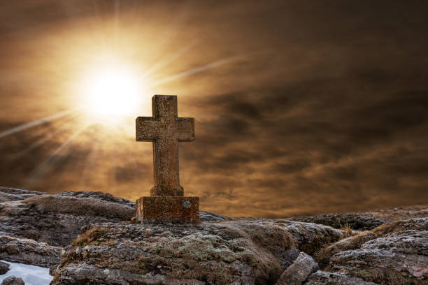 vecchia croce religiosa di pietra su un cielo nuvoloso drammatico scuro con raggi di sole, altopiano della lessinia, verona, veneto, italia - alpine upland foto e immagini stock