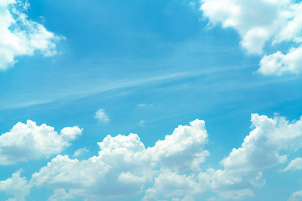 美しい青空と白い積雲抽象的な背景。雲並みの背景。晴れた日には青空とふわふわした白い雲。自然の天気。幸せな一日の背景のための美しい青空。 - オゾン層 ストックフォトと画像