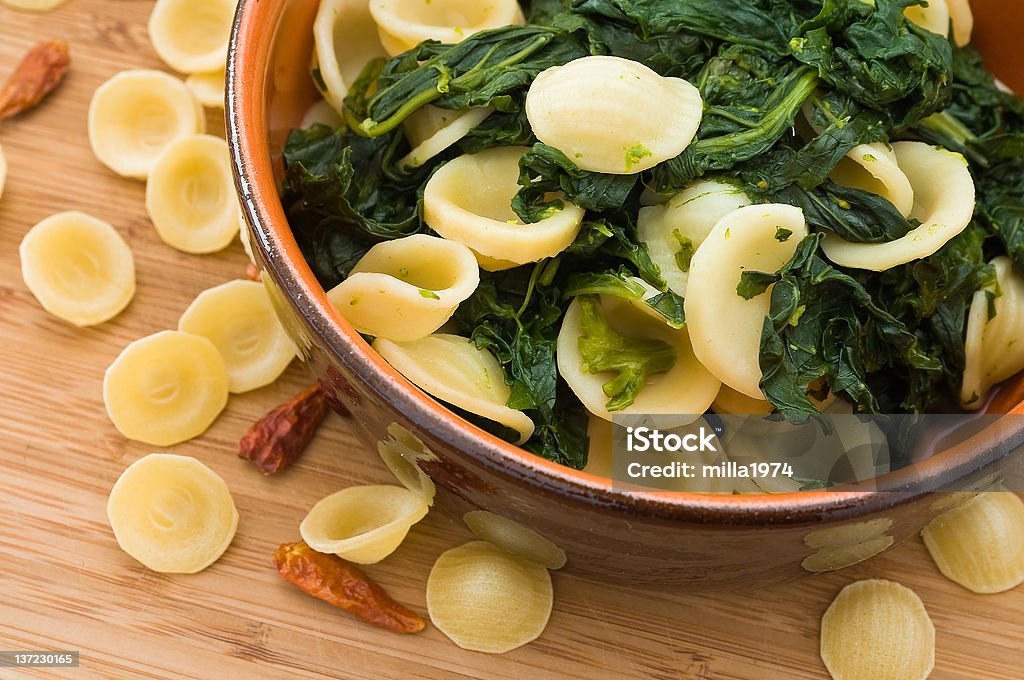 Orechiette de navet hauts. - Photo de Terre cuite libre de droits