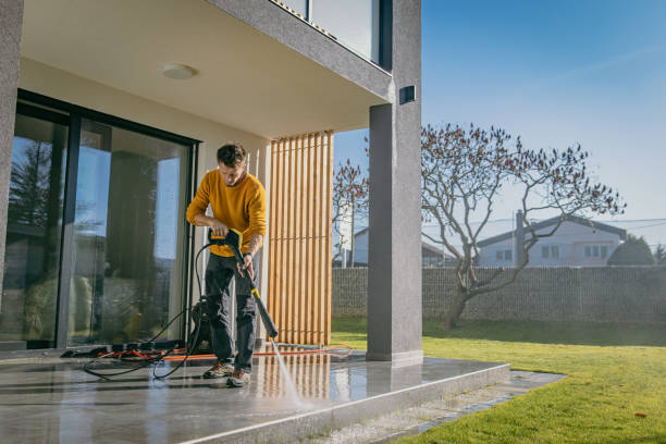 uomo che pulisce le piastrelle della terrazza dell'appartamento - tiled floor tile floor clean foto e immagini stock