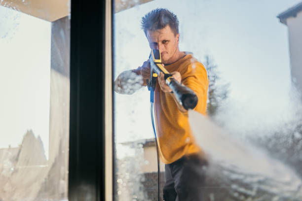 istock Man using the squirt gun to clean the window 1372306769
