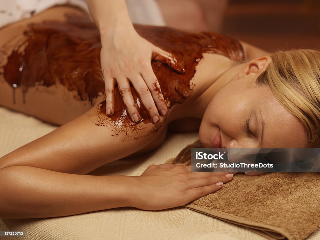 Mujer de recibir tratamiento de masajes - Foto de stock de Chocolate libre de derechos