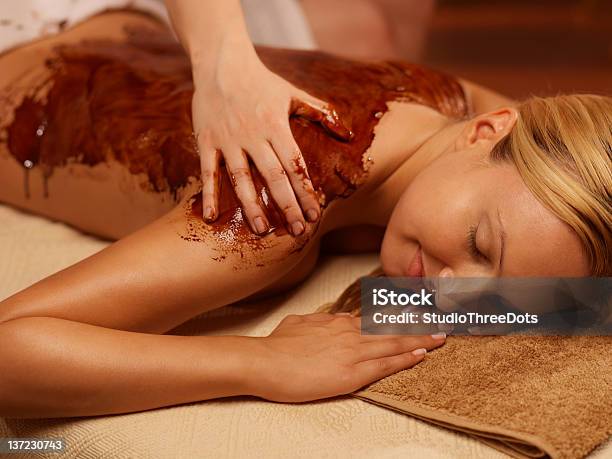 Mujer De Recibir Tratamiento De Masajes Foto de stock y más banco de imágenes de Chocolate - Chocolate, Salón de belleza, Tratamiento de spa