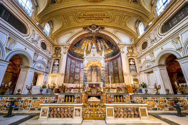 l'altare maggiore e l'abside all'interno della basilica di santa cecilia nel quartiere trastevere nel cuore di roma - camposanto monumentale foto e immagini stock