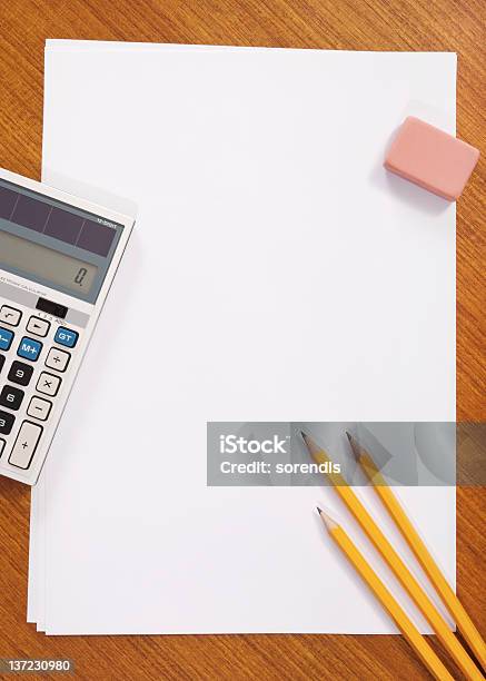 Estudar Em Uma Mesa De Madeira - Fotografias de stock e mais imagens de Começo - Começo, Papel, Secretária - Mobília