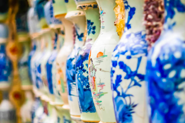 lots of chinese porcelain, blue and white porcelain, chinese porcelain culture, ancient porcelain, chinese symbols, chinese characters, chinese signs, china 多くの中国磁器, 青花磁器, 中国磁器文化, 古代磁器, 中国のシンボル, 漢� - plate china antique blue ストックフォトと画像