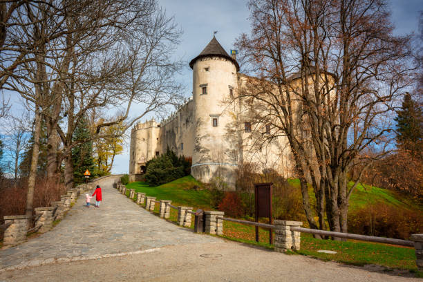 średniowieczny zamek w niedzicy jesienią. polska - czorsztyn zdjęcia i obrazy z banku zdjęć