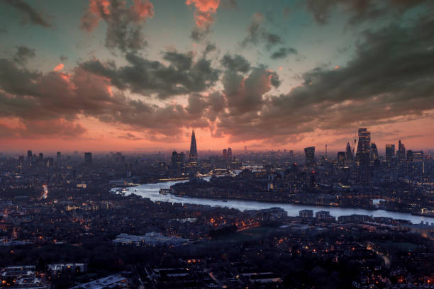 vista panorámica y aérea del horizonte urbano de londres - uk night skyline london england fotografías e imágenes de stock