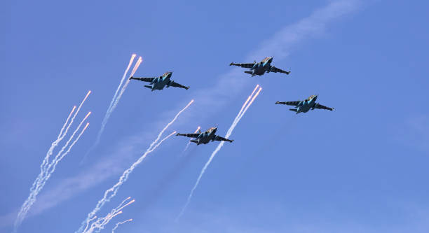 aviones de ataque su25 de pie de rana cerca en el cielo con nubes. - defense industry fotografías e imágenes de stock