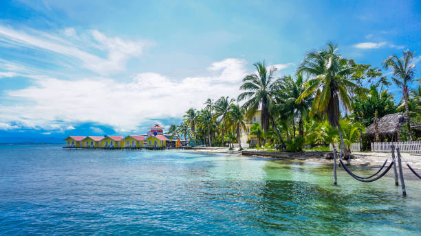 красивая солнечная летняя обстановка отдыха. - swimwear caribbean sea beach water стоковые фото и изображения