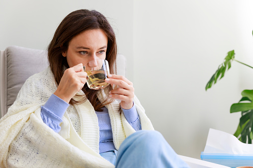 Mujer bebiendo té de hierbas photo