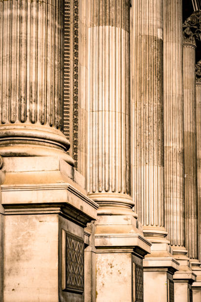 colonnade, fila de columnas de piedra clásicas - stone carving university support fotografías e imágenes de stock