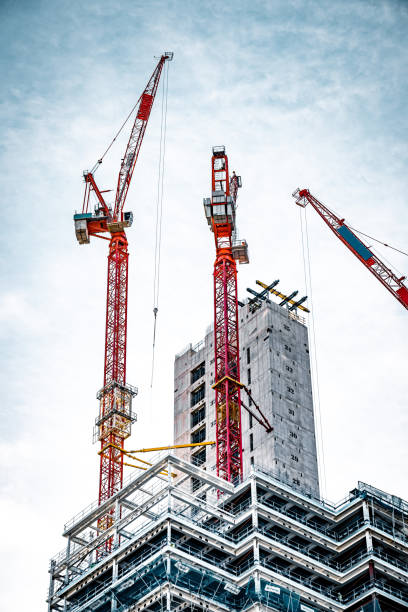 construção com guindastes no centro de londres - uk scaffolding construction building activity - fotografias e filmes do acervo