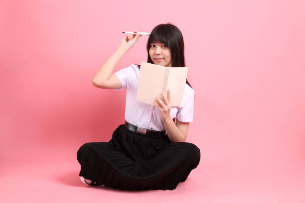 linda joven estudiante - decisions teenage girls horizontal studio shot fotografías e imágenes de stock