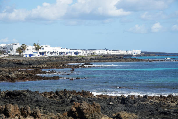 istock Fishermen village Mujeres 1372328545