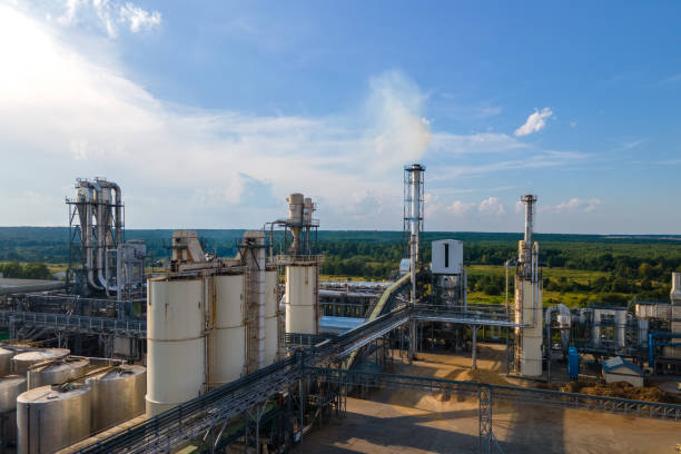 vista aerea della fabbrica petrolchimica di raffinazione di petrolio e gas con struttura di produzione di impianti di raffineria alta. - musica industrial foto e immagini stock