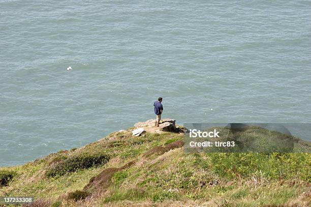 Lone Walker Na Cornish Coastal Ścieżka - zdjęcia stockowe i więcej obrazów Bez ludzi - Bez ludzi, Fala - Woda, Fala przybrzeżna