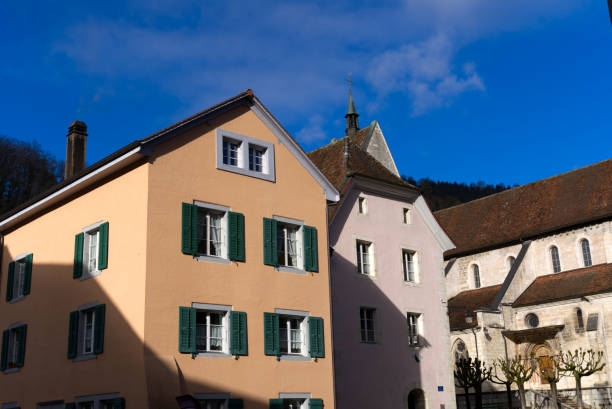 schöne historische häuser mit bunten fassaden in der kleinen mittelalterlichen stadt st-ursanne, kanton jura, an einem wintermorgen. - switzerland tourism wall window stock-fotos und bilder