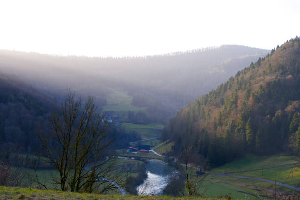 красивый живописный пейзаж с лесом, холмами и рекой ду недалеко от маленького средневекового городка сен-урсан в солнеч�ный зимний день. - doubs river стоковые фото и изображения