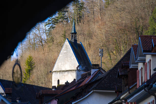 schöne historische häuser mit bunten fassaden in der kleinen mittelalterlichen stadt st-ursanne, kanton jura, an einem wintermorgen. - switzerland tourism wall window stock-fotos und bilder