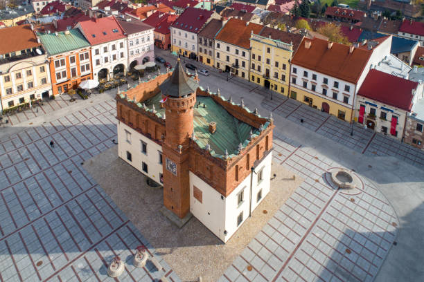 폴란드 타나우의 르네상스 시청. 위에서 보는 공중 보기 - clock clock tower built structure brick 뉴스 사진 이미지