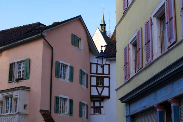 schöne historische häuser mit bunten fassaden in der kleinen mittelalterlichen stadt st-ursanne, kanton jura, an einem wintermorgen. - switzerland tourism wall window stock-fotos und bilder