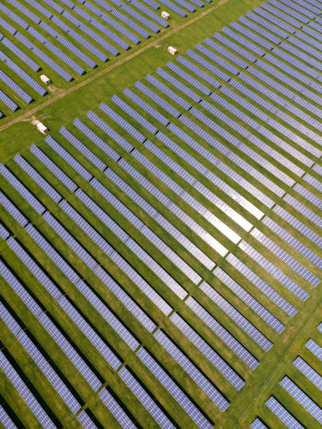 vue aérienne d’une grande centrale électrique durable avec de nombreuses rangées de panneaux solaires photovoltaïques pour la production d’énergie électrique écologique propre. électricité renouvelable avec concept zéro émission. - production dénergie photos et images de collection