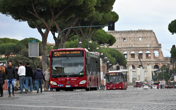 autobus pubblico della città di roma in strada - autobus italy foto e immagini stock