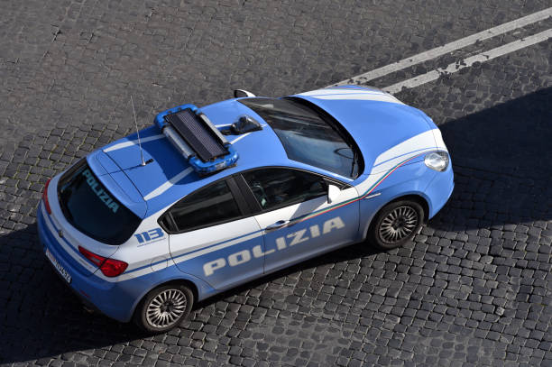italienisches polizeiauto bei sreet in rom, italien - national landmark editorial color image horizontal stock-fotos und bilder