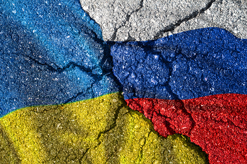 Bandera de Ucrania y Rusia con grietas, conflicto político. photo