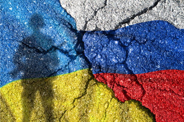 ucrânia e rússia bandeiram com rachaduras, conflito político. - donetsk oblast - fotografias e filmes do acervo