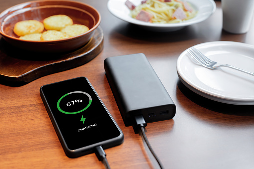 The concept of charge sharing is to use the power bank to charge the mobile phone while eating. The busy work makes the mobile phone lack of power