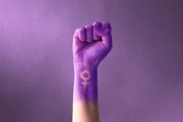 kuvapankkikuvat ja rojaltivapaat kuvat aiheesta nosti naisen violetin nyrkin kansainväliselle naistenpäivälle ja feministiselle liikkeelle. 8. maaliskuuta feminismin, itsenäisyyden, vapauden, voimaantumisen ja aktivismin puolesta naisten oikeuksien puolesta - naisten oikeudet