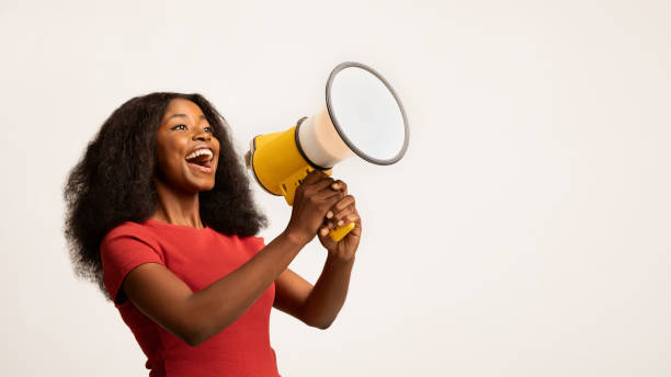 위대한 프로모션. 발표를 만들기 위해 메가 폰을 사용하는 흥분 된 흑인 여성 - audio branding 뉴스 사진 이미지