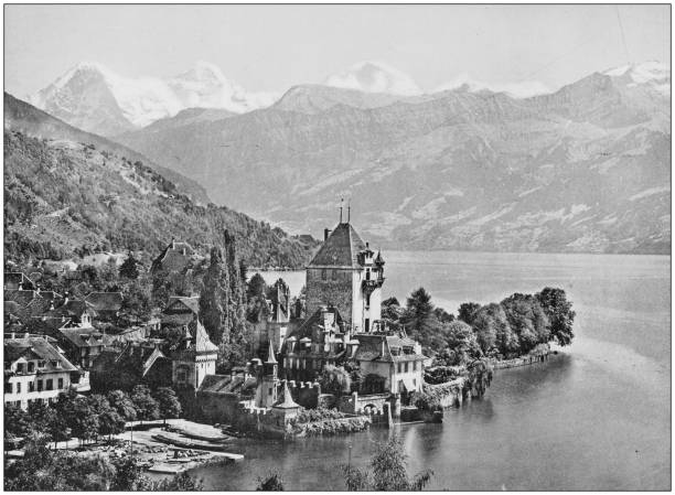 세계 유명한 명소의 골동품 사진 : 오베로펜, 툰 호수와 스톡혼 산맥, 스위스 - thun stock illustrations