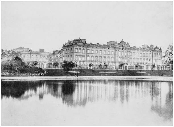 antyczna fotografia znanych na całym świecie miejsc: pałac buckingham, londyn, anglia - buckingham palace stock illustrations