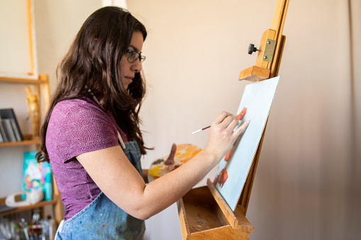 Mujer joven trabajando en una pintura